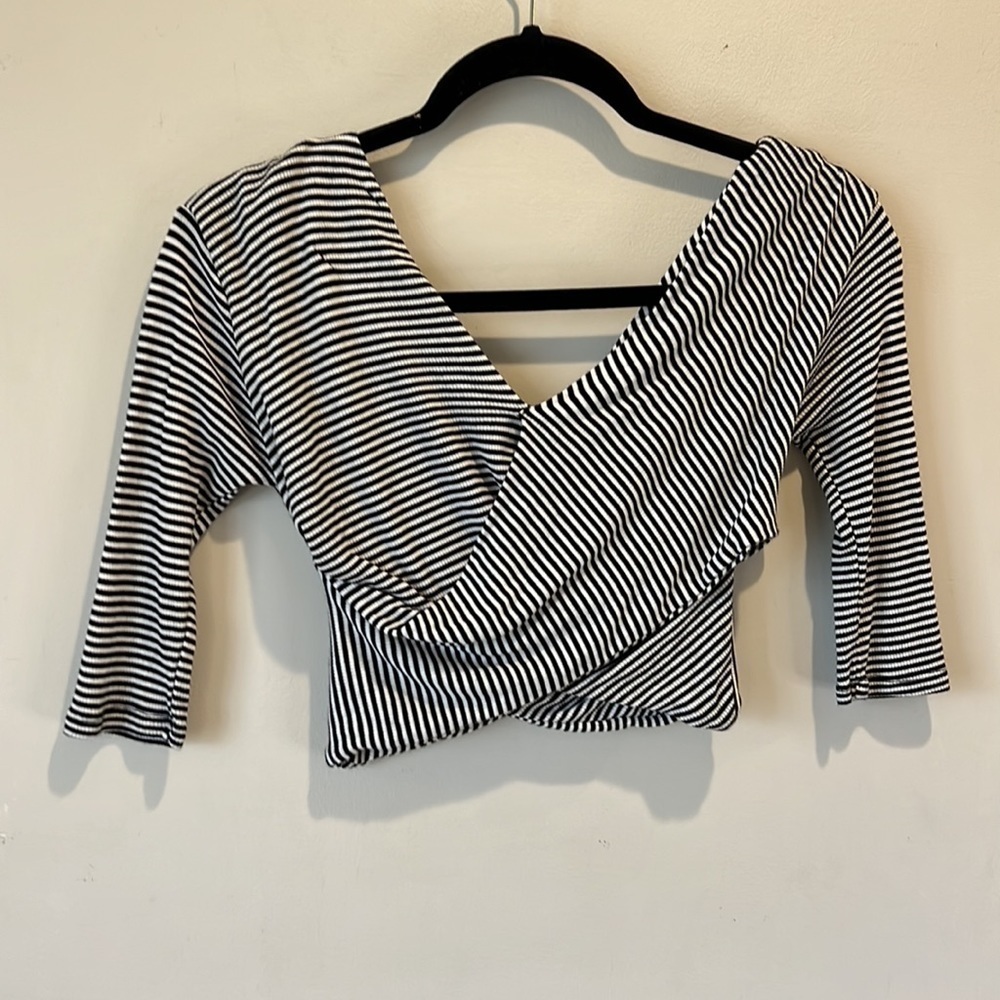 Active USA cross cross peak a boo front cropped top size M - Picture 2 of 11